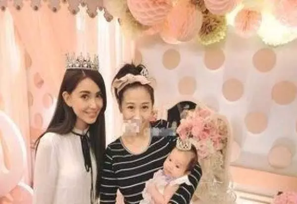 昆凌終於公布女兒正臉照,奇跡般的長相,美顏相機都無法拯救!