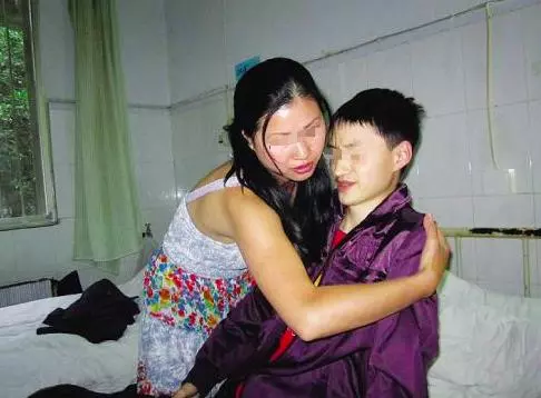 大姐一生未嫁養弟弟,突然身患重病,弟弟合夥媳婦把大姐趕出門外