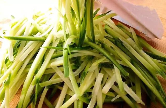2個蘿蔔,一碗米飯,不用一滴水,教你做營養又美味的蘿蔔丸子~