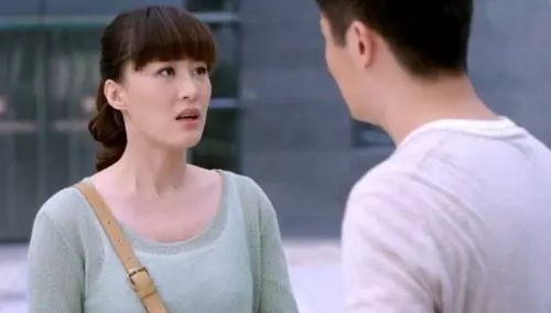 小叔離婚,家婆卻把我家門給砸了,老公聽到家婆罵的話,蹲地哭了