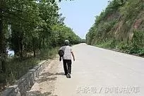 父親去世後女孩被繼母趕走,流浪路邊救一痴傻老人,從此禍去福來