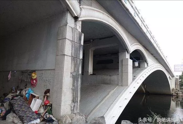 父親去世後女孩被繼母趕走,流浪路邊救一痴傻老人,從此禍去福來