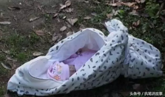 單身漢撫養棄嬰長大,親生父母攜巨款來交換,女孩的做法讓人感動