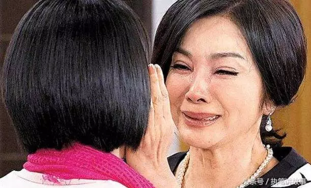 單身漢撫養棄嬰長大,親生父母攜巨款來交換,女孩的做法讓人感動