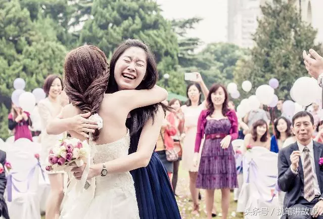 丈夫去世後她被婆婆怒趕走,她再婚那天,婆婆帶來厚禮才得知真相