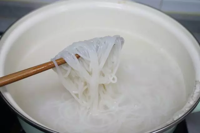 晚餐吃飽吃好還不長肉,你試試這熗鍋米粉,胃暖身暖再也不怕冷!
