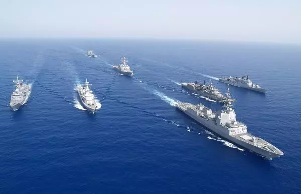 伊朗翅膀硬了,軍機飛越美國戰艦頭頂,是美國示弱還是另有仰仗?