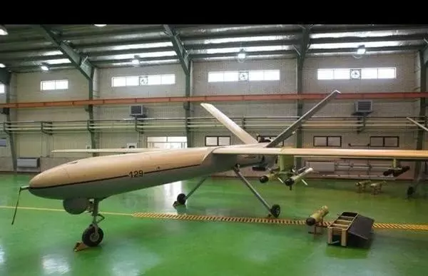 伊朗翅膀硬了,軍機飛越美國戰艦頭頂,是美國示弱還是另有仰仗?