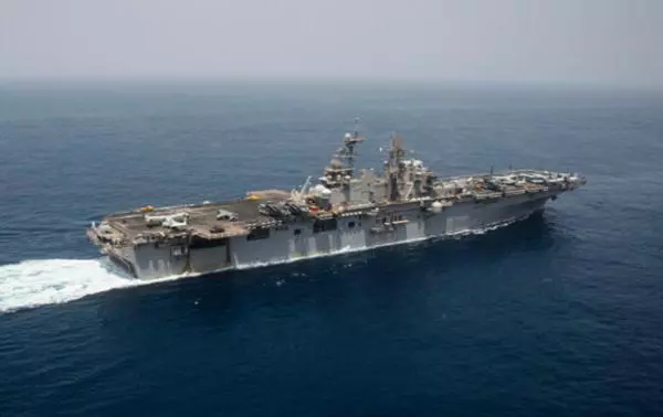 伊朗翅膀硬了,軍機飛越美國戰艦頭頂,是美國示弱還是另有仰仗?