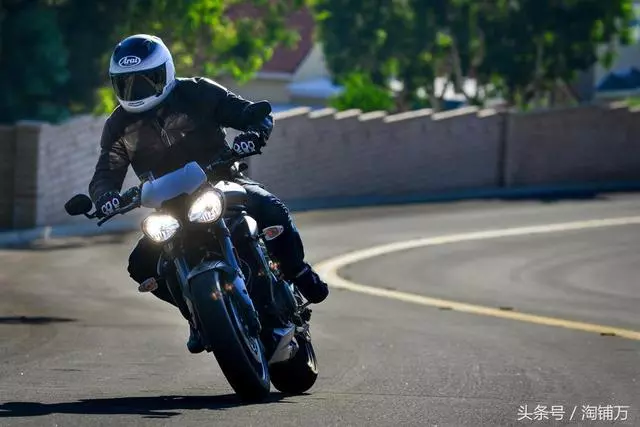 外媒簡評-2018款凱旋Street Triple 765 RS
