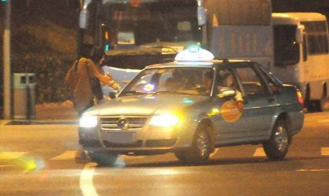 美女給司機300元,讓他追前面車,沒想到司機打個電話直接搞定