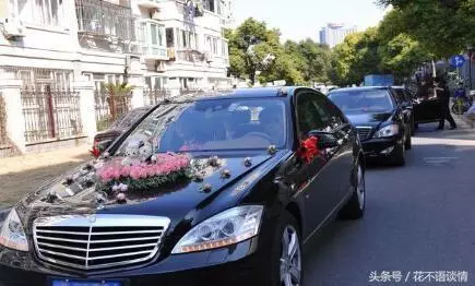 我生女兒,滿月宴婆婆送五千,繼母送銀行卡,查完餘額後,我愣了