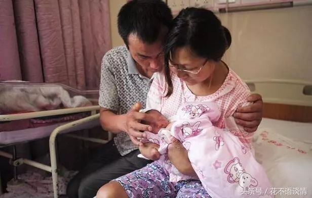 我生女兒,滿月宴婆婆送五千,繼母送銀行卡,查完餘額後,我愣了