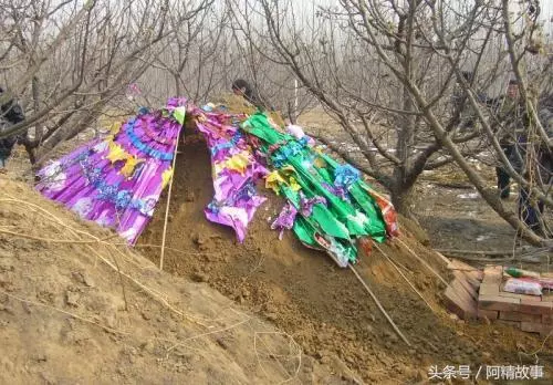 丈夫去世兩個月,妻子每天去墳頭哭訴,睡夢中有人喊她,驚喜來了