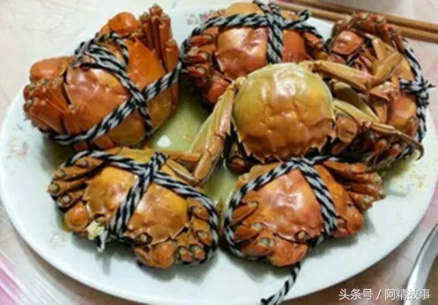 母親進城來看我,妻子熱情招待,看了眼桌上螃蟹,我含淚送走母親