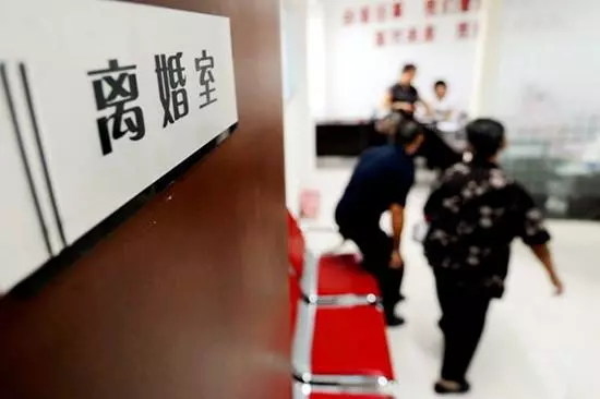 結婚婆婆給一萬,小叔結婚婆婆給他買房,老公怒提離婚趕我出門