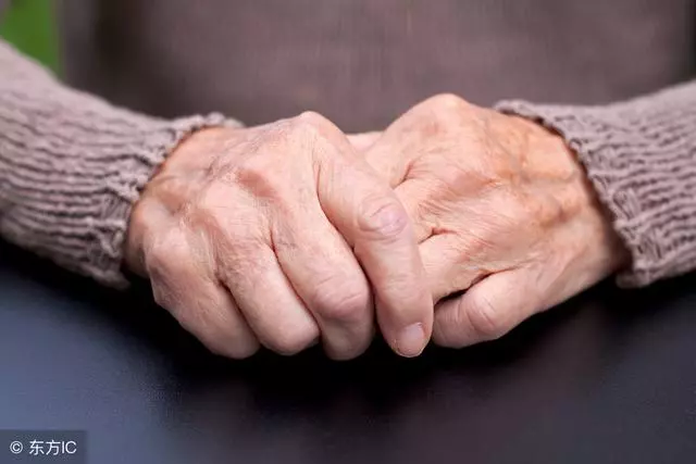 我跟兒子要三萬塊錢,兒子一分不掏,侄兒卻給我拿了三萬