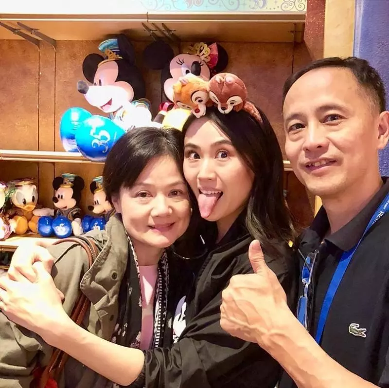 李安琪親吻兒子直夸Max長得帥,奧莉變媽媽的小攝影師聰明可愛