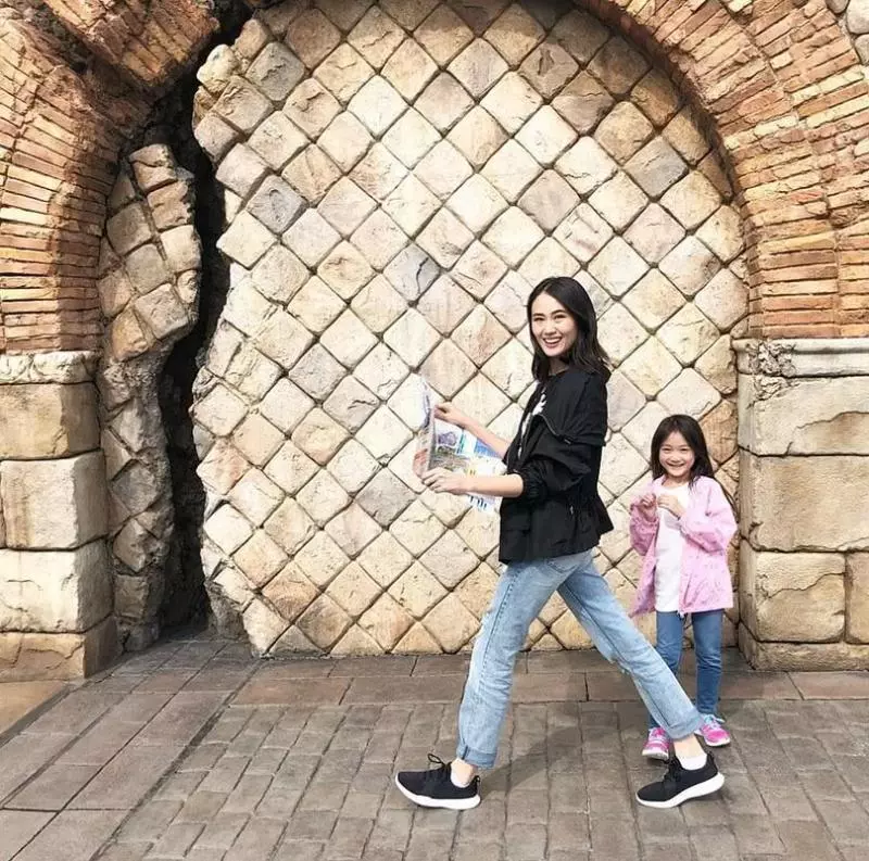 李安琪親吻兒子直夸Max長得帥,奧莉變媽媽的小攝影師聰明可愛