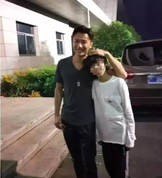 張柏芝母子低調回港看望謝霆鋒,謝霆鋒露出慈父般笑容!