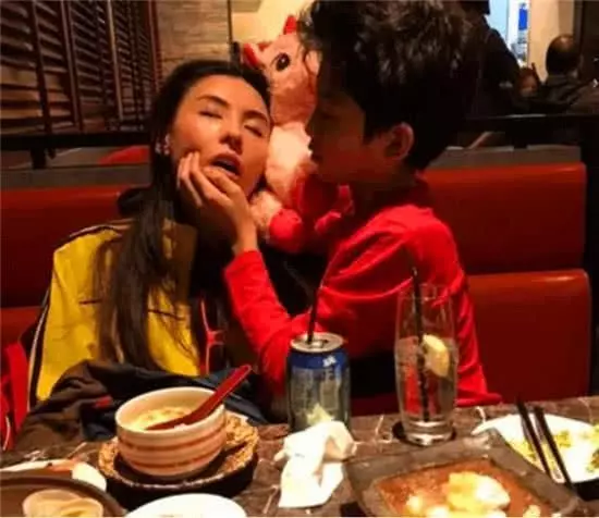 張柏芝母子低調回港看望謝霆鋒,謝霆鋒露出慈父般笑容!