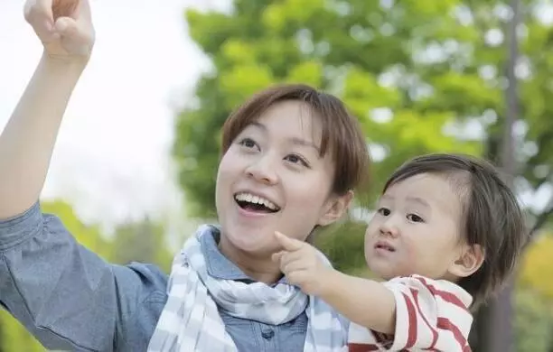 弟媳生兒我生女,婆婆給弟媳30萬給我舊房子,五年後我高興落淚