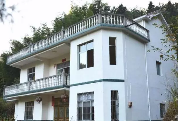 弟媳生兒我生女,婆婆給弟媳30萬給我舊房子,五年後我高興落淚