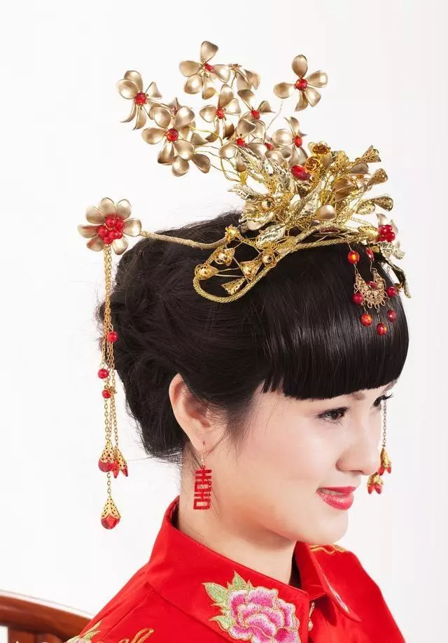 前妻去世第四年 我再婚時 前丈母娘送來的禮物 全場一片倒吸氣聲