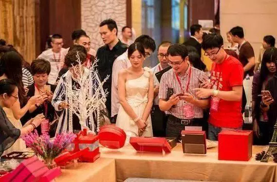 結婚那天,婆家辦了10桌,公公當眾宣布一事,我成了全場的笑話!!