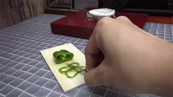 小哥哥還原宮崎駿動畫里的袖珍美食,270 萬粉絲看得直流口水!
