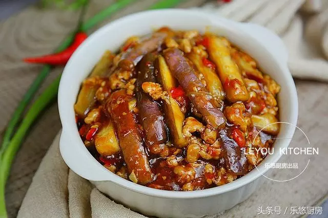 不過油,一樣可以做魚香茄子!吃起來不油膩、更下飯 !