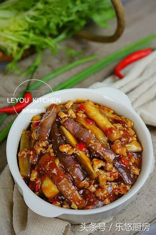 不過油,一樣可以做魚香茄子!吃起來不油膩、更下飯 !