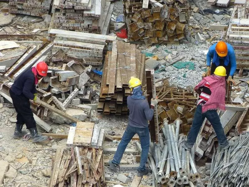 變態放開我女兒!「台中工地哥」馬路上救女童卻被貴婦母羞辱 工地哥:抱歉我衣服髒
