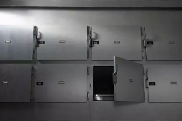 醫生親述在一家北京醫院裡發生的靈異經歷,消失的屍體;奇怪的老大爺;「朋友」還人情。