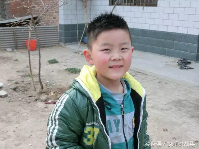 父親去世男孩被繼母趕走,一年後收到繼母遺信,在她墳前長跪不起