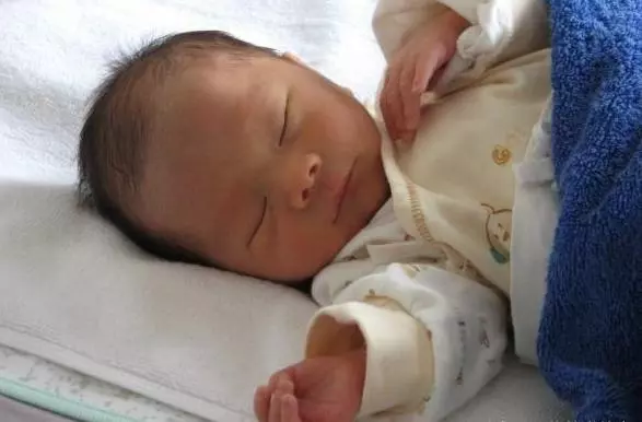 只因生了女兒她欲被富豪婆婆掃地出門,丈夫霸氣護妻讓她熱淚盈眶