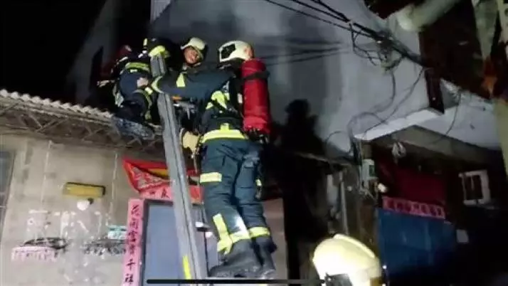 社子暗夜惡火!父成焦屍子嗆傷 -