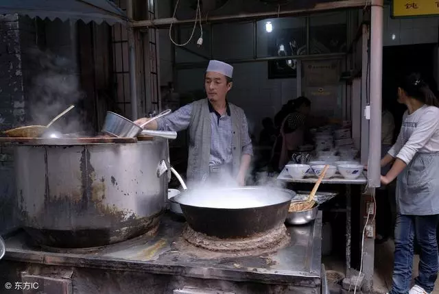 飯館招了個小夥子,給他漲工資卻被拒絕,小伙說明緣由,老闆愣了