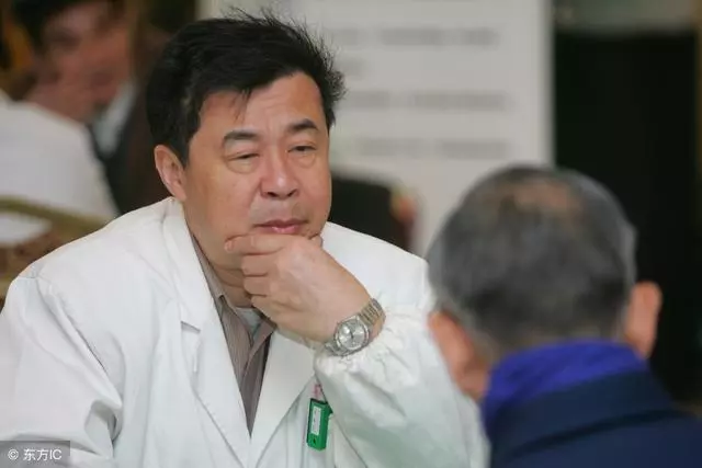 民工在醫生家幹活,往花瓶里吐了口痰,醫生找上門,竟救了他一命