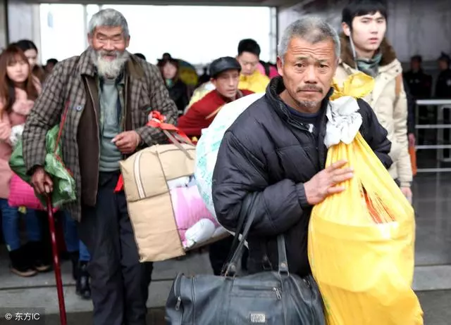 民工在醫生家幹活,往花瓶里吐了口痰,醫生找上門,竟救了他一命