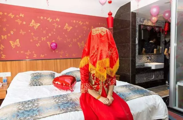 女兒嫁給瘸子,母親不同意,婚禮當天村裡來了一排豪車,母親傻了