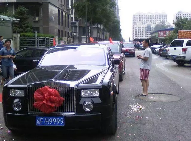 女兒嫁給瘸子,母親不同意,婚禮當天村裡來了一排豪車,母親傻了