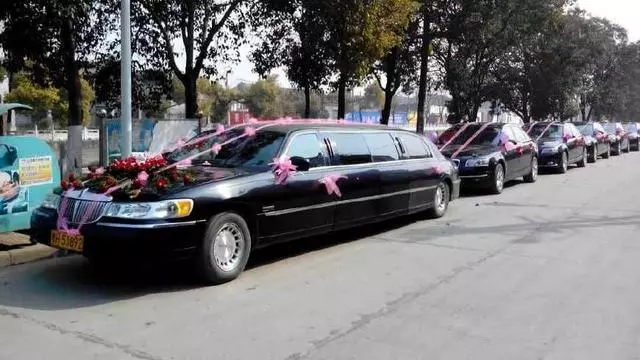 女兒嫁給瘸子,母親不同意,婚禮當天村裡來了一排豪車,母親傻了