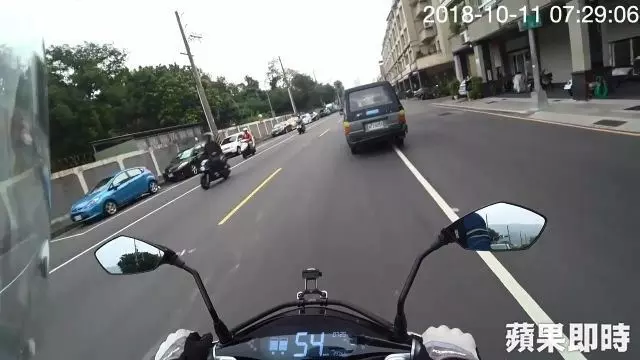三菱哥逼Gogoro跩嗆「機車道底家!」報警看誰對誰錯!罰單出爐網大笑:不意外啦!