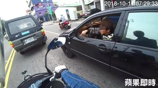 三菱哥逼Gogoro跩嗆「機車道底家!」報警看誰對誰錯!罰單出爐網大笑:不意外啦!