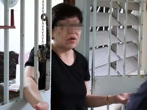 【無恥阿嫂 · 剪破鄰居衣服】新加坡「無理阿嫂」因不滿鄰居曬衣擋道,刻意用美工刀割破他人衣服!