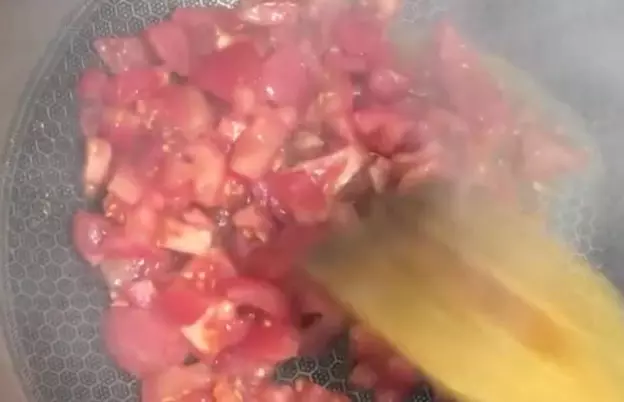 看似簡單的番茄雞蛋湯,原來也有竅門,這樣做原滋原味,營養不流失!