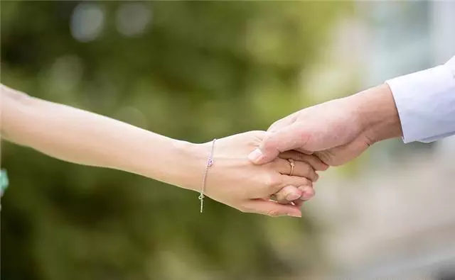 婚禮當天給父母敬茶,看到公婆身邊的人,我摘下頭紗轉身就走