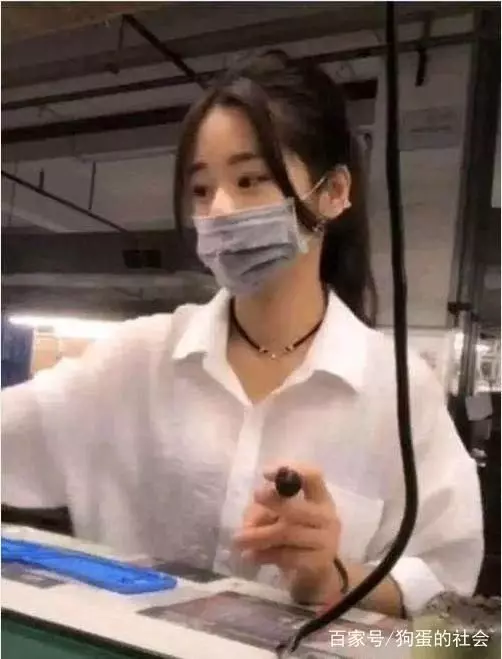 「最美上班妹」走紅網絡,摘口罩後,路人一張嘴毀所有沒錯了