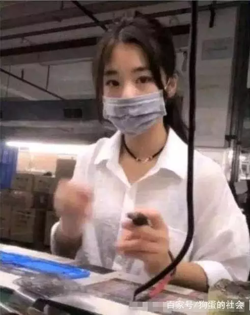 「最美上班妹」走紅網絡,摘口罩後,路人一張嘴毀所有沒錯了